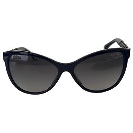 Chanel Sonnenbrille mit schwarzem Kettendetail Schwarz