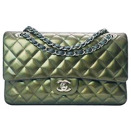 Chanel Medium Double Flap Tasche aus grünem gestreiftem Lackleder, zeitloser Klassiker mit silberner Hardware Grün Khaki Anthrazitgrau Dunkelgrün