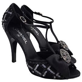Chanel 09P Removable CC Brooch Black Sequin Bow Strap Heels EU 40 Black Metallic Dark grey