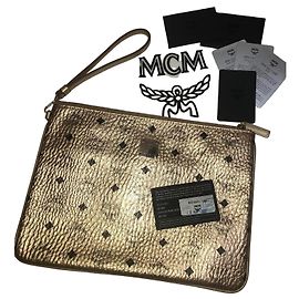 Bolsa Clutch MCM Visetos em Couro Dourado Dourado