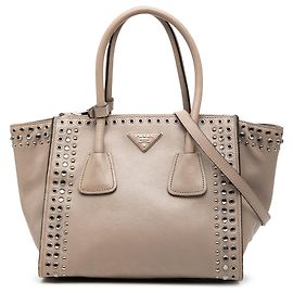 Bolsa Prada em couro glacé bege com bolsos gêmeos com tachas Bege