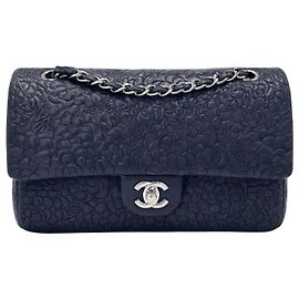 Bolsa Clássica Atemporal Chanel Medium Double Flap em Couro de Cordeiro Preto Camélia com Ferragens Prateadas Preto Hardware prateado
