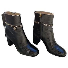Botas de tornozelo Chanel em couro preto com corrente Preto