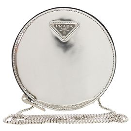 Bolsa crossbody de corrente redonda em spazzolato prateado da Prada Prata