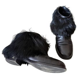 Botas Chanel de couro pretas com acabamento em pele Preto
