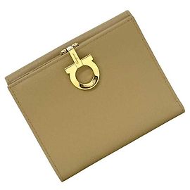 Portafoglio bifold Salvatore Ferragamo in pelle beige Gancini per uomini e donne Beige