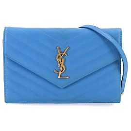 Portafoglio a catena Cassandre di Saint Laurent, in pelle blu con hardware dorato, modello. Blu