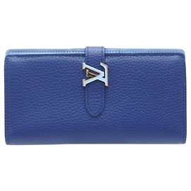 Cartera Vertical Taurillon LV Capucines Larga Azul Cuero Mujer LOUIS VUITTON Azul