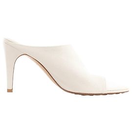 Mule con tacco e anello per le dita in pelle Bottega Veneta bianco, taglia 39 EU Bianco