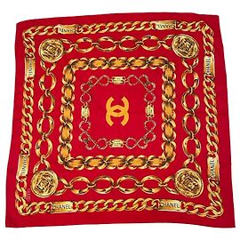 Lenço de seda Chanel Vermelho com Estampa de Corrente e Moedas Vermelho Dourado