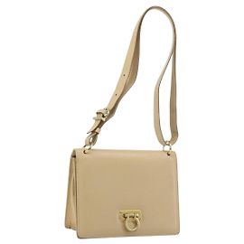 Bolsa de Ombro Gancini em Couro Bege Dourado Auth 171532 da Salvatore Ferragamo Bege Dourado