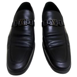 Mocassins de couro preto Louis Vuitton com fivela LV Preto