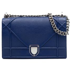 Diorama de piel de ternera granulada media azul de Dior Azul