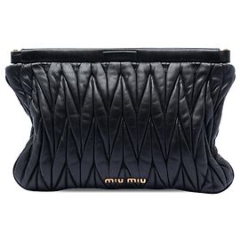 Clutch Miu Miu de Nappa Matelassé Negro Negro