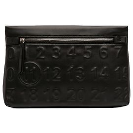 Maison Martin Margiela Schwarze geprägte Leder-Clutch mit numerischem Etikett von Maison Margiela Schwarz