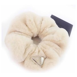 Acessório de cabelo em pele de ovelha com logo Triângulo Prada Bege