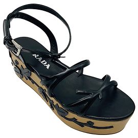 Prada schwarze / beige Leder-Plateausandalen mit Weinblattmuster Schwarz