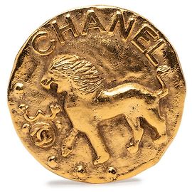 Broche vintage em ouro com logotipo Coco e leão da Chanel Dourado