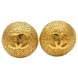 Brincos banhados a ouro com o logo Coco da Chanel Dourado