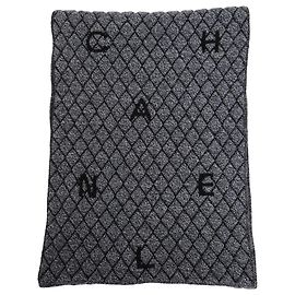 Bufanda de cachemira gris con acento de logo acolchado de Chanel Gris