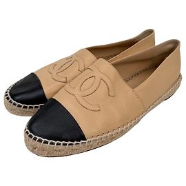 Espadrillas slip-on con punta a cappuccio CC di Chanel Beige