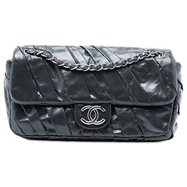 Chanel Preto Médio Em Couro De Bezerro Laqueado Com Aba Torcida Preto