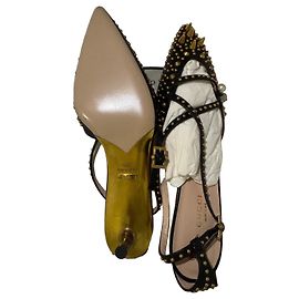 Sandálias Gucci em couro preto com tachas e pérolas Preto