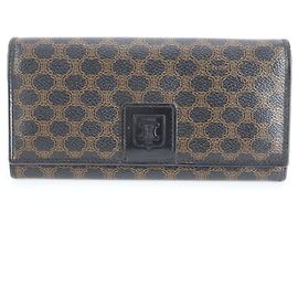 Céline Cartera larga de cuero Celine Macadam Triomphe, cartera plegable para mujeres Negro