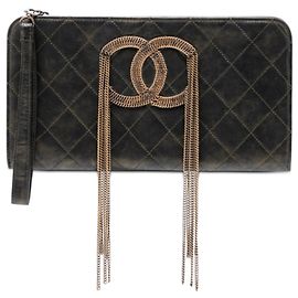 Clutch de flecos de cordero metálico negro CC de Chanel Negro