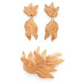 CONJUNTO VINTAGE LANVIN BROCHE E BRINCOS DE FOLHAS EM METAL DOURADO Dourado