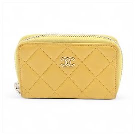 Monedero CC Double Stitch de Chanel en piel de cordero acolchada Amarillo