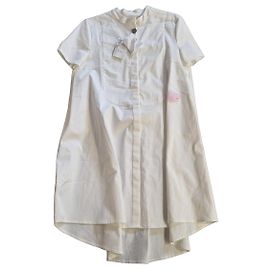 Vestido blanco Dior con parche de concha Blanco