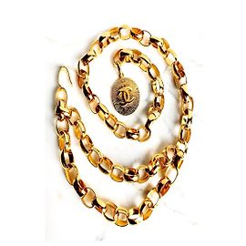 Cinto de corrente grossa com medalha e charm de logo CC da Chanel Dourado