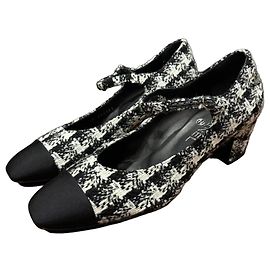 Saltos Mary Jane em tweed Chanel Preto Branco