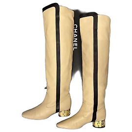Bottes de runway Chanel incroyables Beige