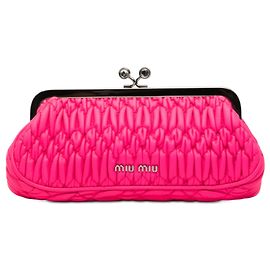 Clutch Miu Miu de Nappa Matelassé Rosa con Cierre de Beso Rosa