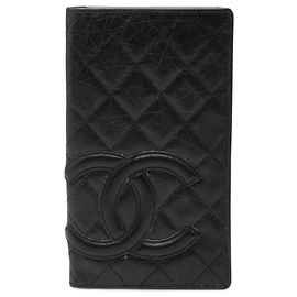 Cartera bifold Chanel de piel de ternera envejecida acolchada negra de la línea Cambon Negro