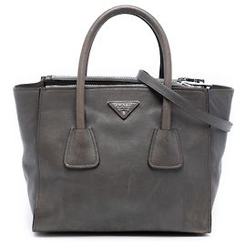 Bolsa Prada cinza pequena em couro glace com dois bolsos Marrom Cinza antracite