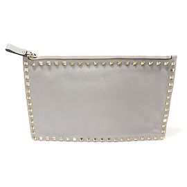 Valentino Clutch em couro de bezerro cinza com tachas douradas Rockstud Marrom