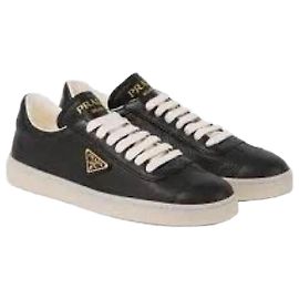 Prada Sneakers in pelle con logo Nero