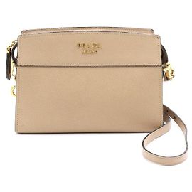 Prada Bolsa de ombro quadrada em couro de bezerro Saffiano com logotipo dourado Marrom