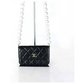 Chanel Carteira com corrente e alça de pérolas Preto