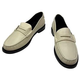 Saint Laurent Monogramm Loafer mit Perlen-Pompom Weiß