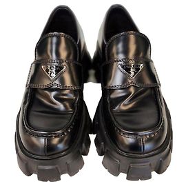 Prada Mocasines de cuero cepillado con logo de triángulo Multicolor