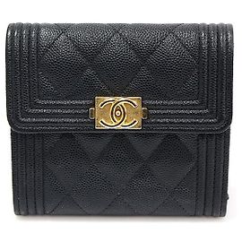 Chanel Cartera Boy de Caviar Negro y Oro Negro