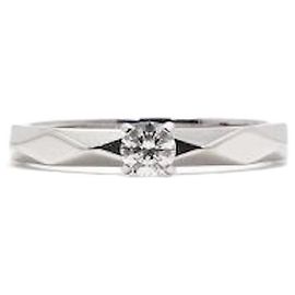 Boucheron Platinring mit facettiertem Solitär-Diamant Silber