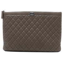 Chanel Gran Clutch O de Caviar Acolchado Marrón Boy Castaño Marrón oscuro