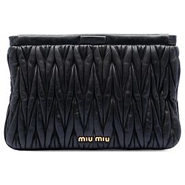 Clutch Miu Miu de Nappa Matelassé Negro Negro