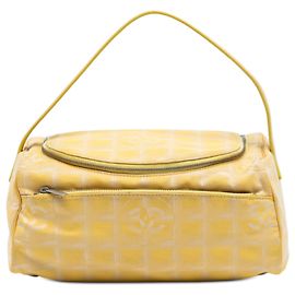 Borsa Vanity in Nylon della Nuova Linea da Viaggio Gialla di Chanel Giallo