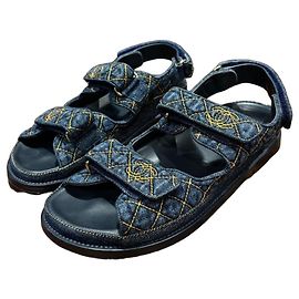 Sandálias Dad em denim acolchoado com logo CC da Chanel Azul